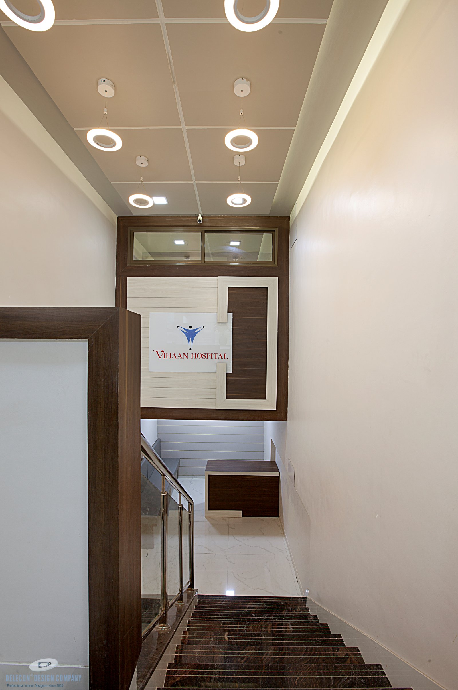 Hospital entrance canopy and arrival zone