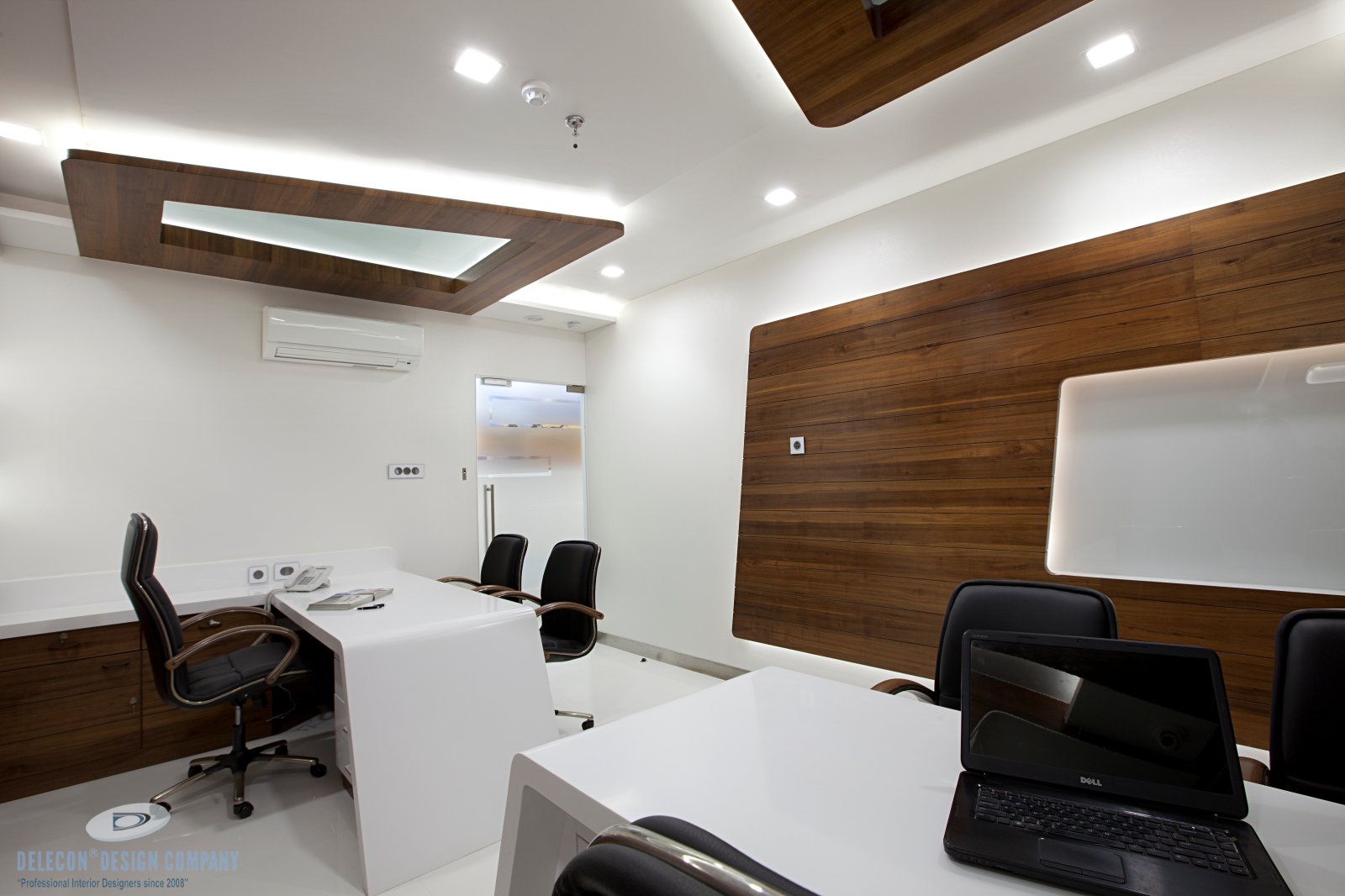 Twin workstation bay with passage view